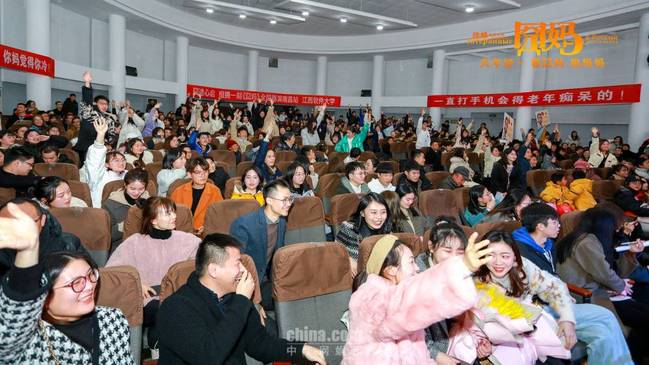 徐崢《囧媽》全國(guó)路演南昌溫暖放映 笑迎新春擁抱媽媽